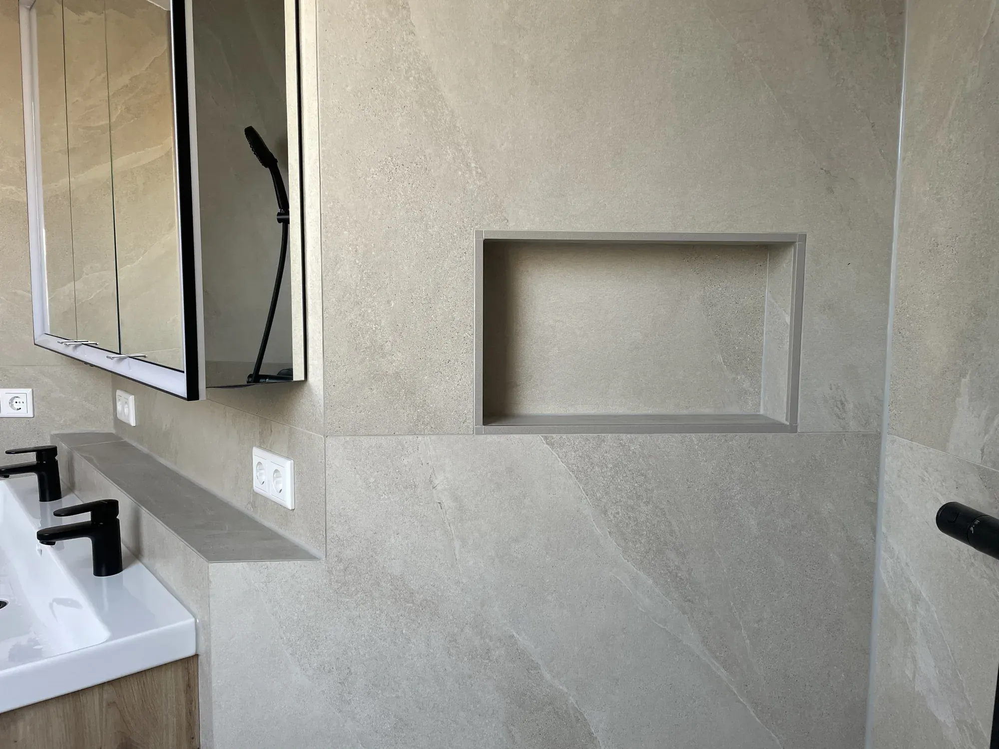 Geflieste Wandnische neben dem Spiegelschrank