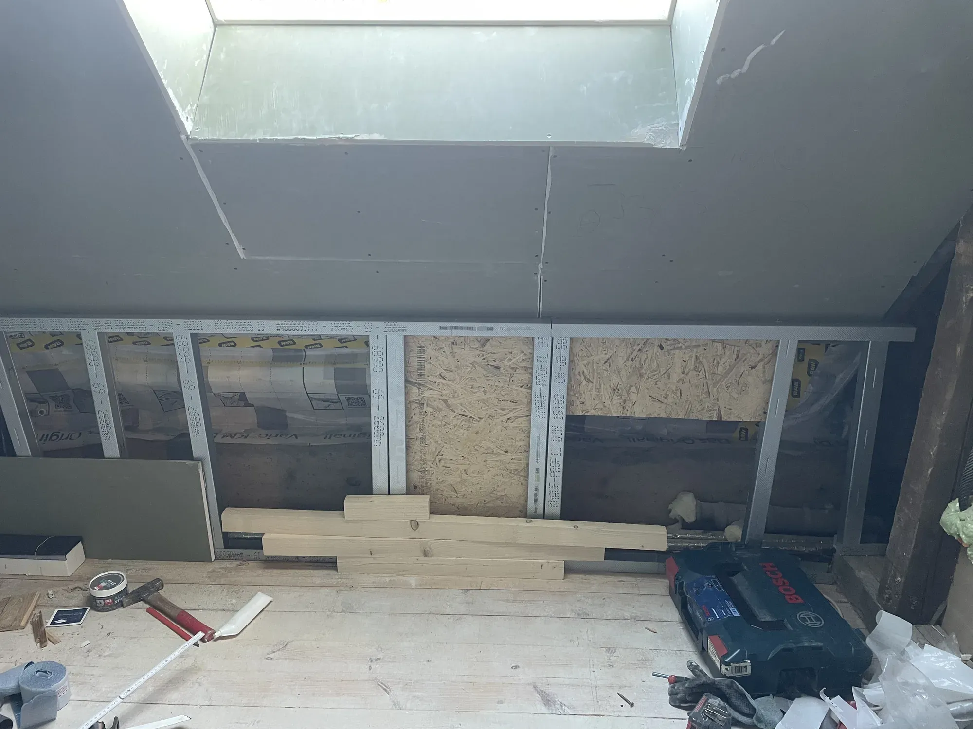 Ständerwerk und Dämmung unter einer Dachschräge