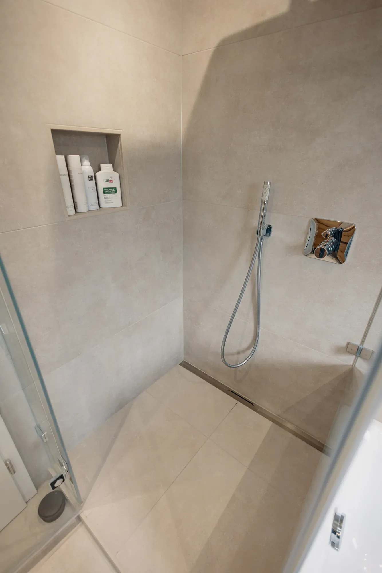 Bodengleiche Dusche mit Rinne und Glastür
