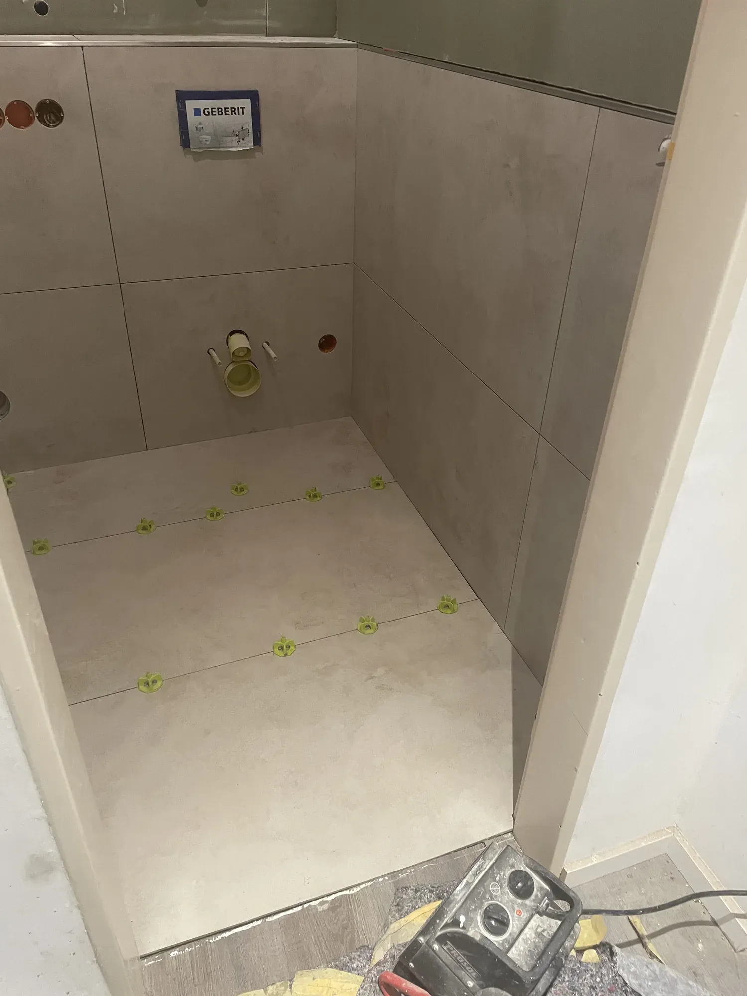 Geflieste Nische mit WC-Vorwandelement im Rohbau