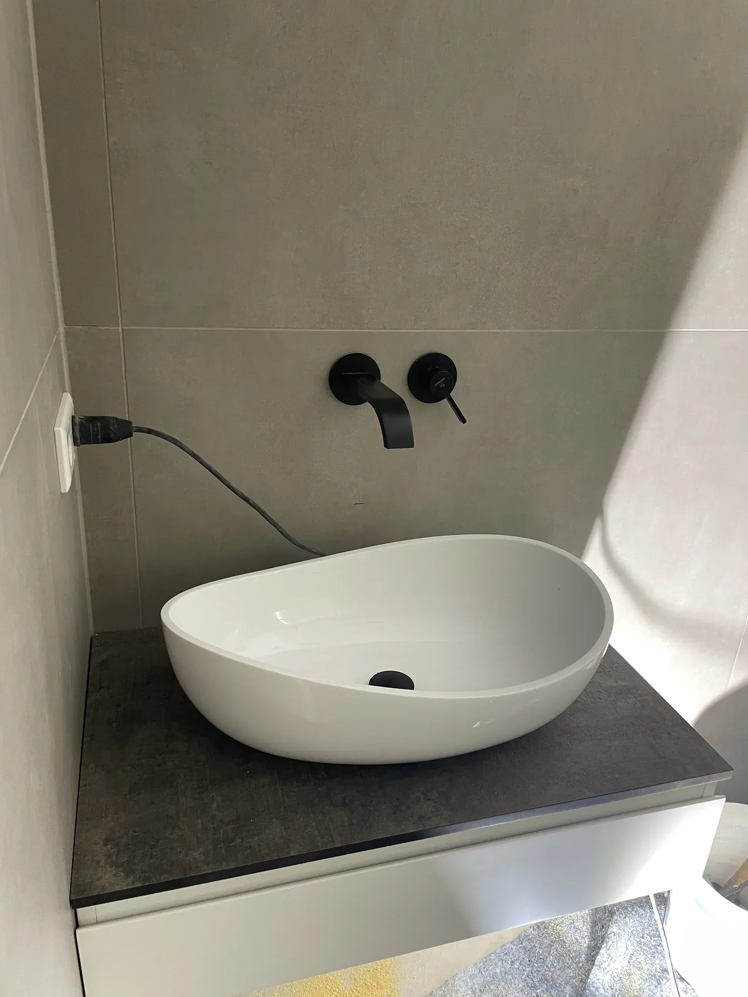 Aufsatzwaschbecken auf dunkler Steinplatte