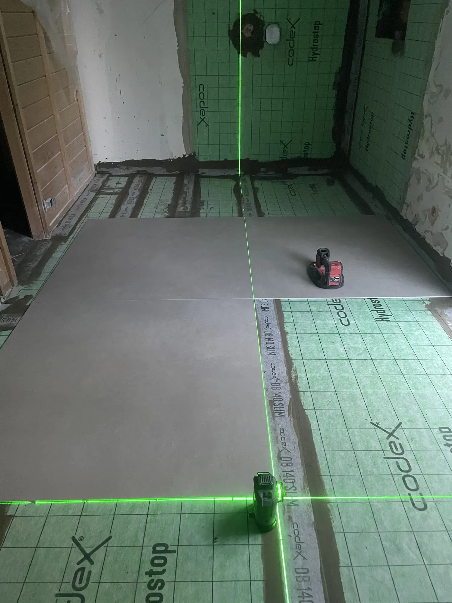 Laserkreuz auf frisch verlegten Bodenplatten