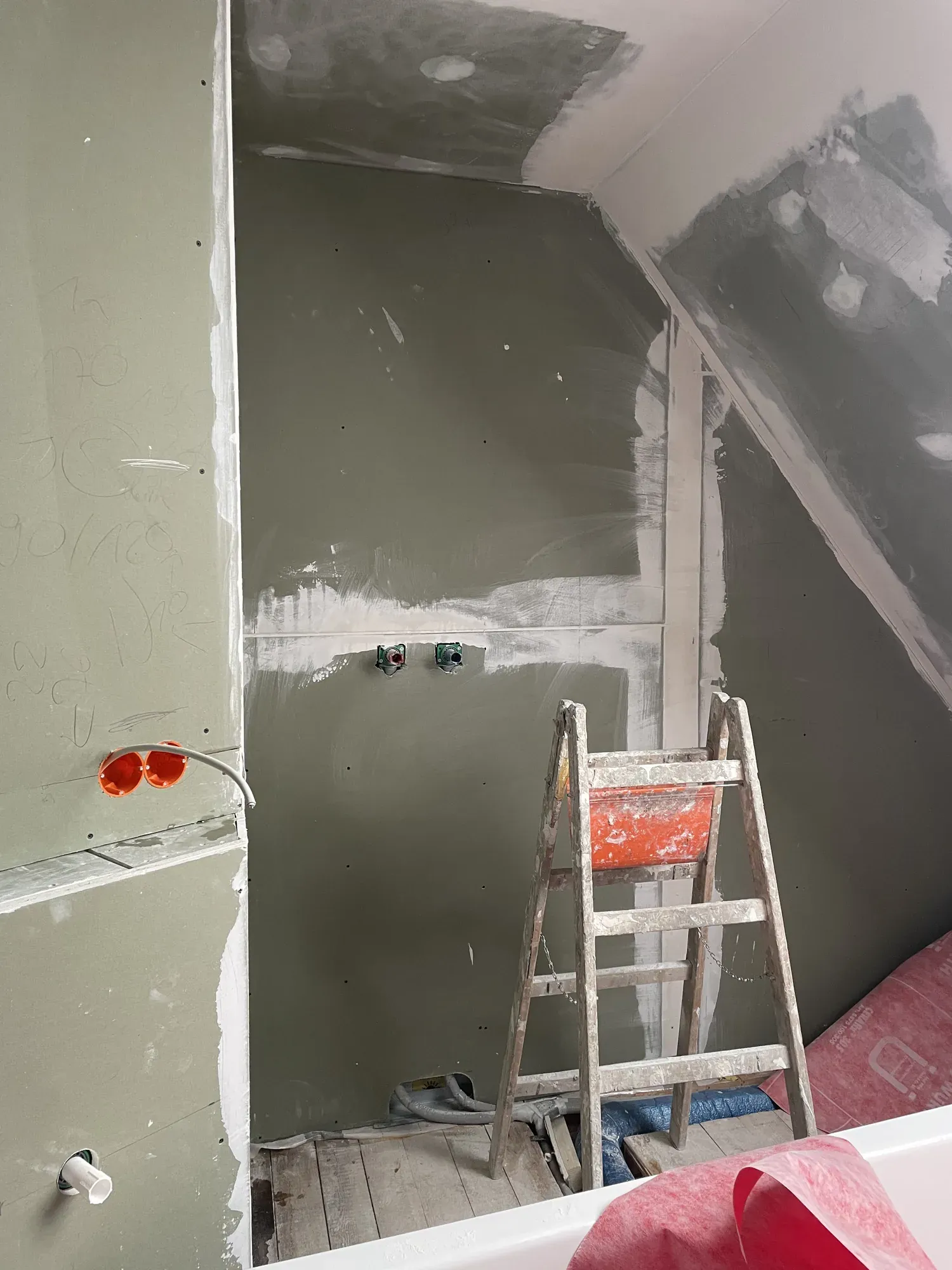 Mit Bauplatten verkleidete Dachschräge in einem Bad vor dem Verspachteln