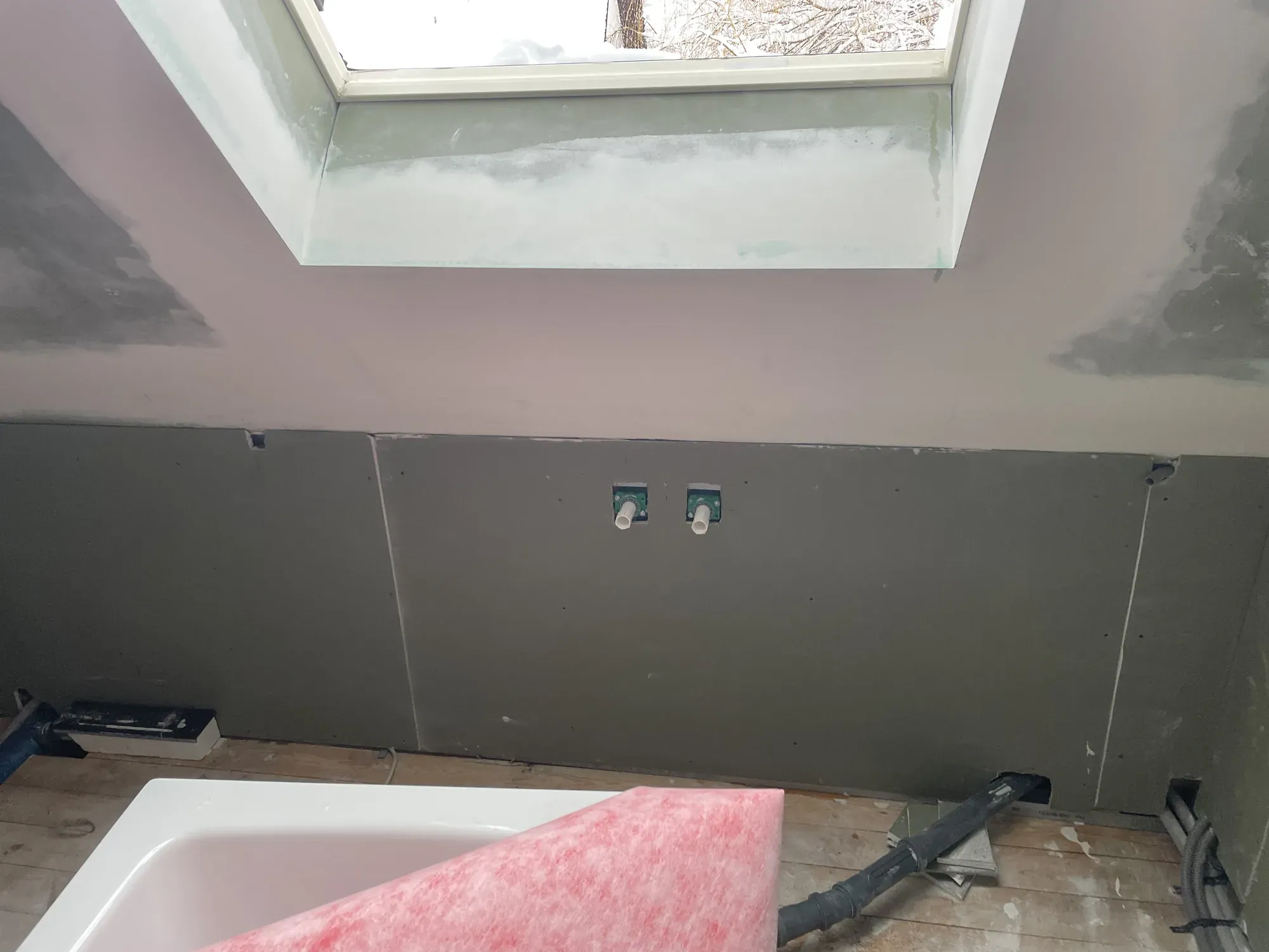 Verkleidete Dachschräge mit Dachfenster, verspachtelt